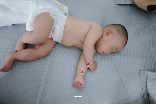 兰考宝宝拍嗝的正确方法